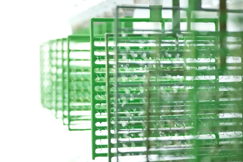 Detailaufnahme eines Gestells für die Gestellgalvanik