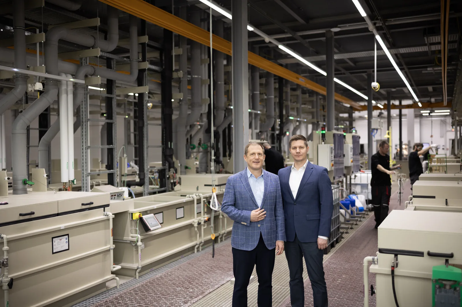 Chris Jentner und Tobias Kleiber in der Galvanik