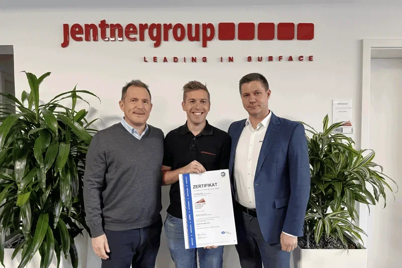 Mitarbeiter der C. Jentner GmbH mit dem TÜV-SÜD-Zertifikat DIN EN ISO 50001