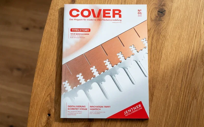 Titelseite der Ausgabe 2025 des COVER Magazins auf einem Holztisch
