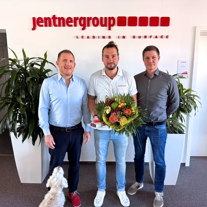 Übergabe der Ehrung zum zehnjährigen Firmenjubiläum an einen Kollegen aus dem Vertrieb bei der JentnerGroup