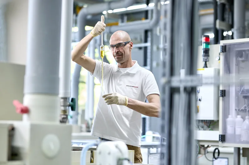 Mitarbeiter der C. Jentner GmbH bei der Badanalyse mittels Titration in der Fertigung