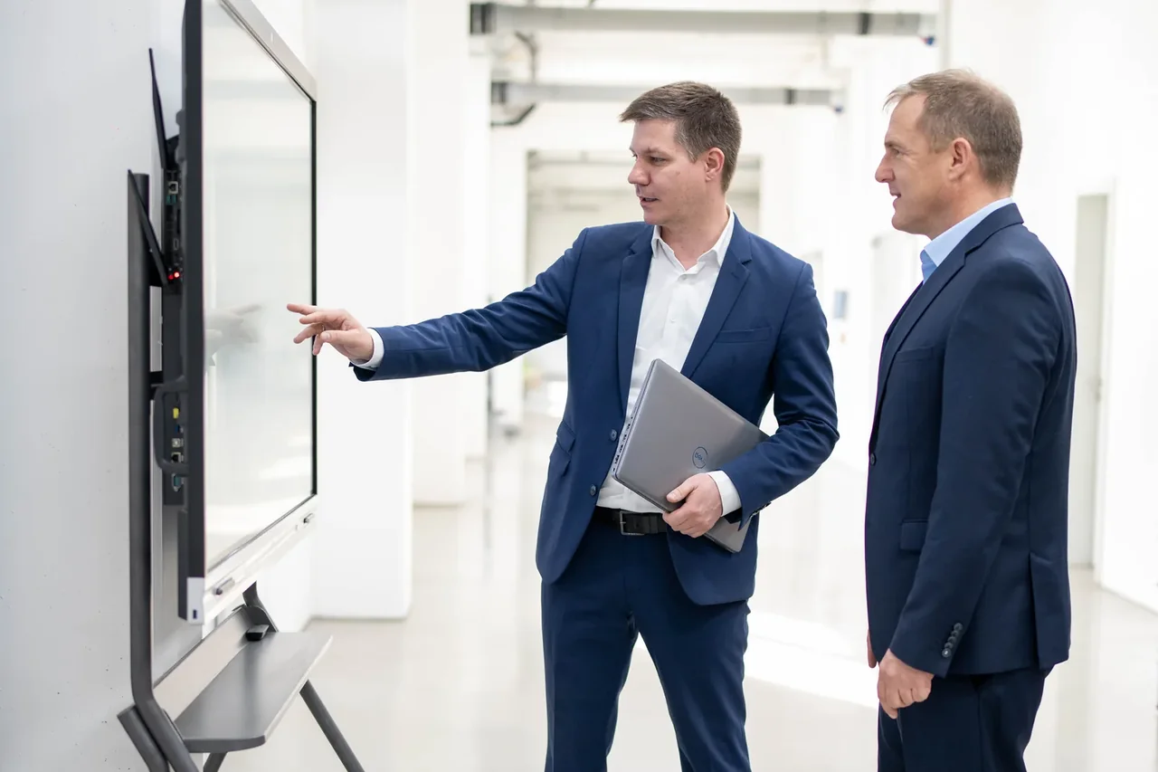 Tobias Kleiber und Chris Jentner im Strategiegespräch am Bildschirm
