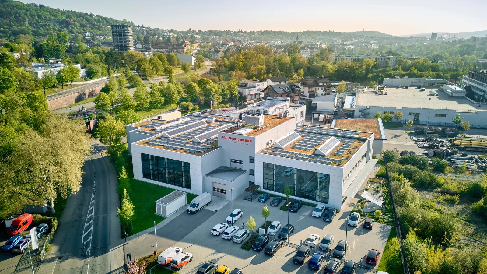 Luftbild-Panorama des Firmengebäudes der C. Jentner GmbH in Pforzheim