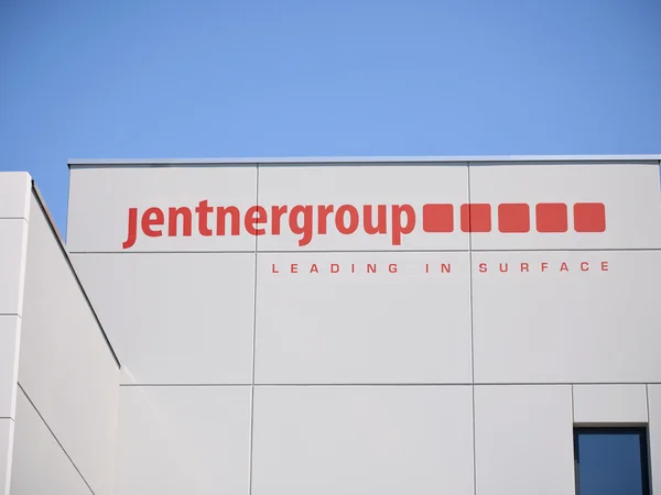 Gebäudefassade mit JentnerGroup-Schriftzug in Pforzheim